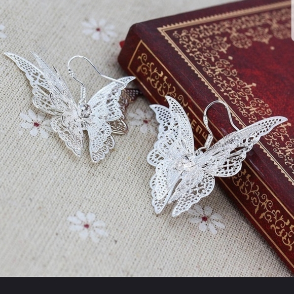 🦋🦋Gorgeous 3D Buttlerfly Dangle Earrings 🦋🦋 - Picture 5 of 10